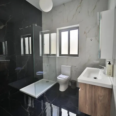 Hot Tub With View, Stylish 3br, Heart Of