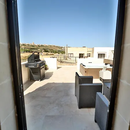 Hot Tub With View, Stylish 3br, Heart Of Apartamento Għajnsielem