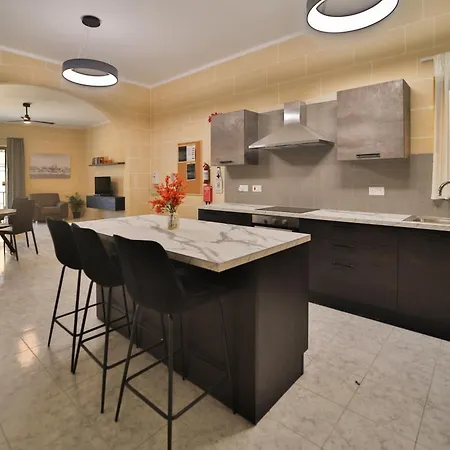 Hot Tub With View, Stylish 3br, Heart Of Apartamento Għajnsielem